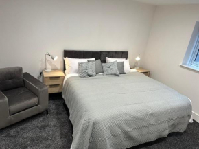 Spacious 2-Bed Flat with Free Parking Near Nottingham!